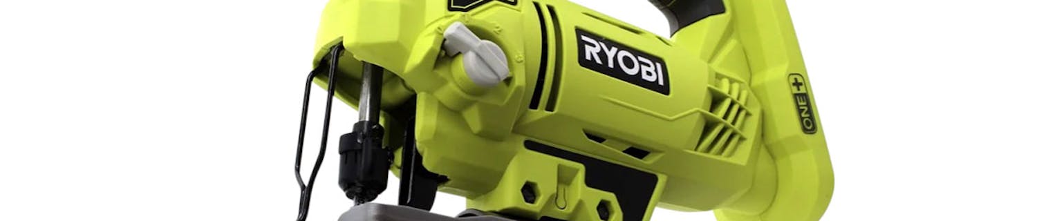 Hvordan kan det være, at min stiksav “sparker” baglæns?